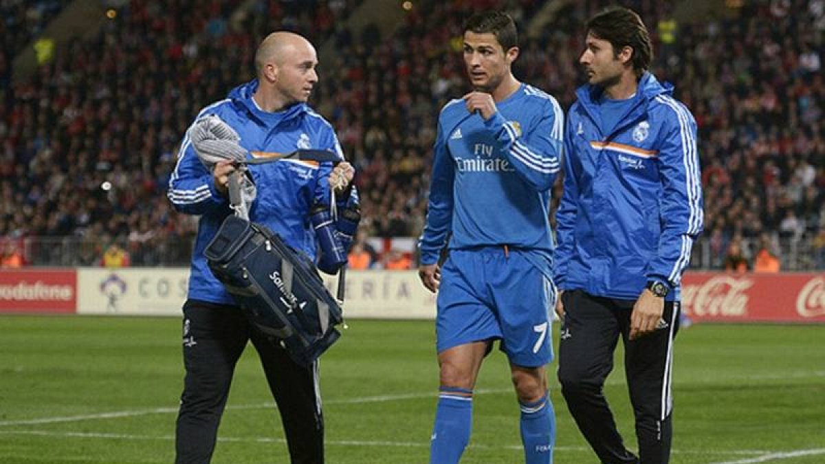 Cristiano Ronaldo abandona el campo del Almería tras lesionarse.