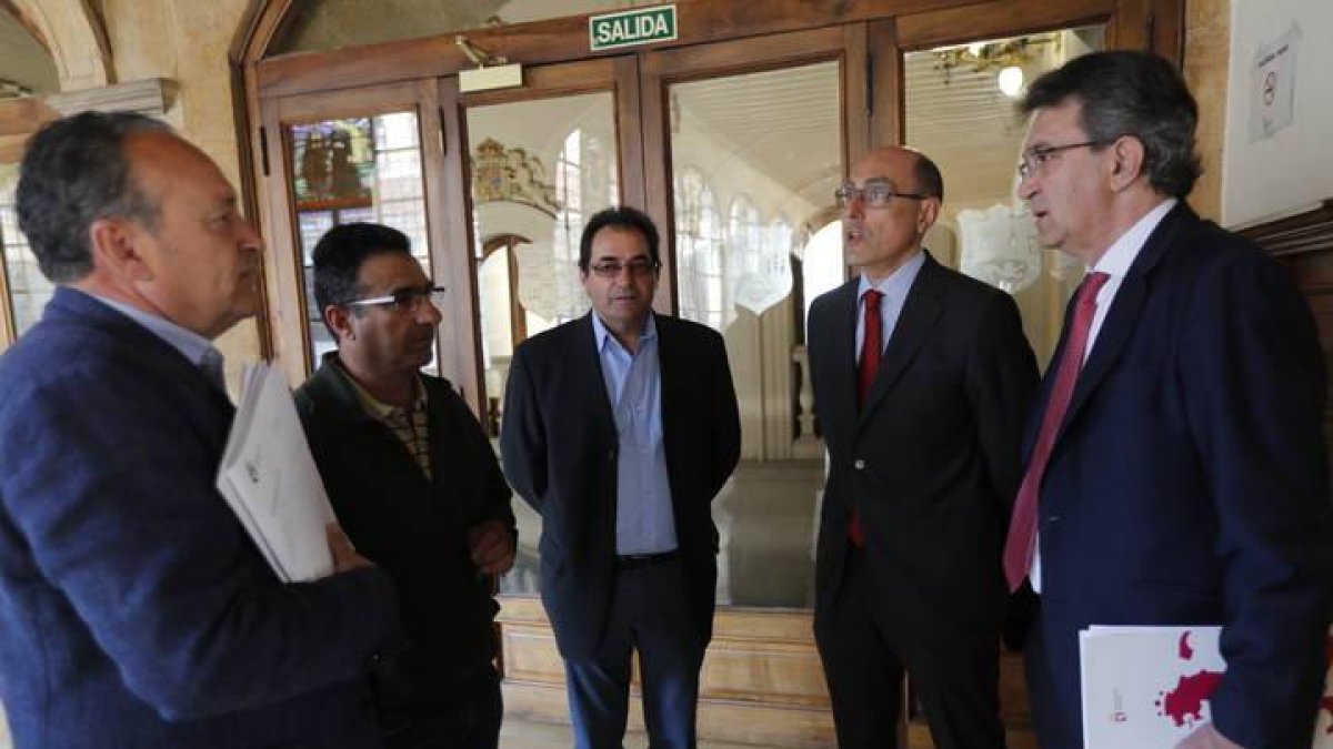 Reunión del presidente de la Diputación, Juan Martínez Majo, con representantes de las juntas vecinales