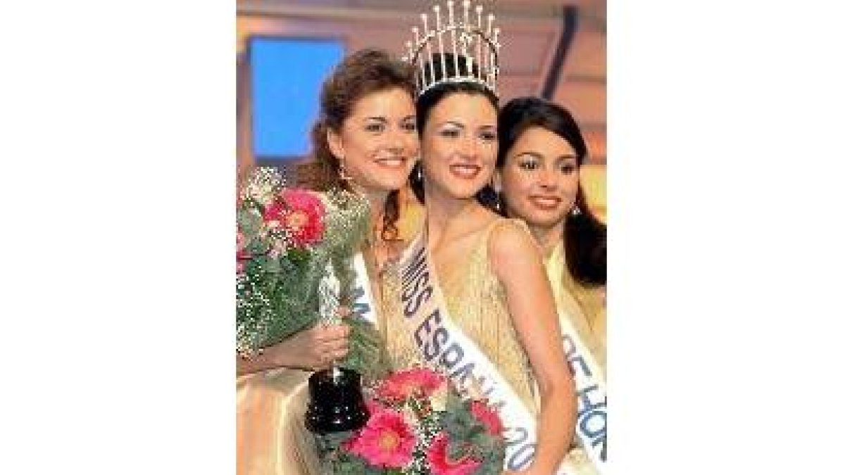 Miss Barcelona, Maite Medina, y miss Melilla, Farah Ahmed, damas de honor, con miss España