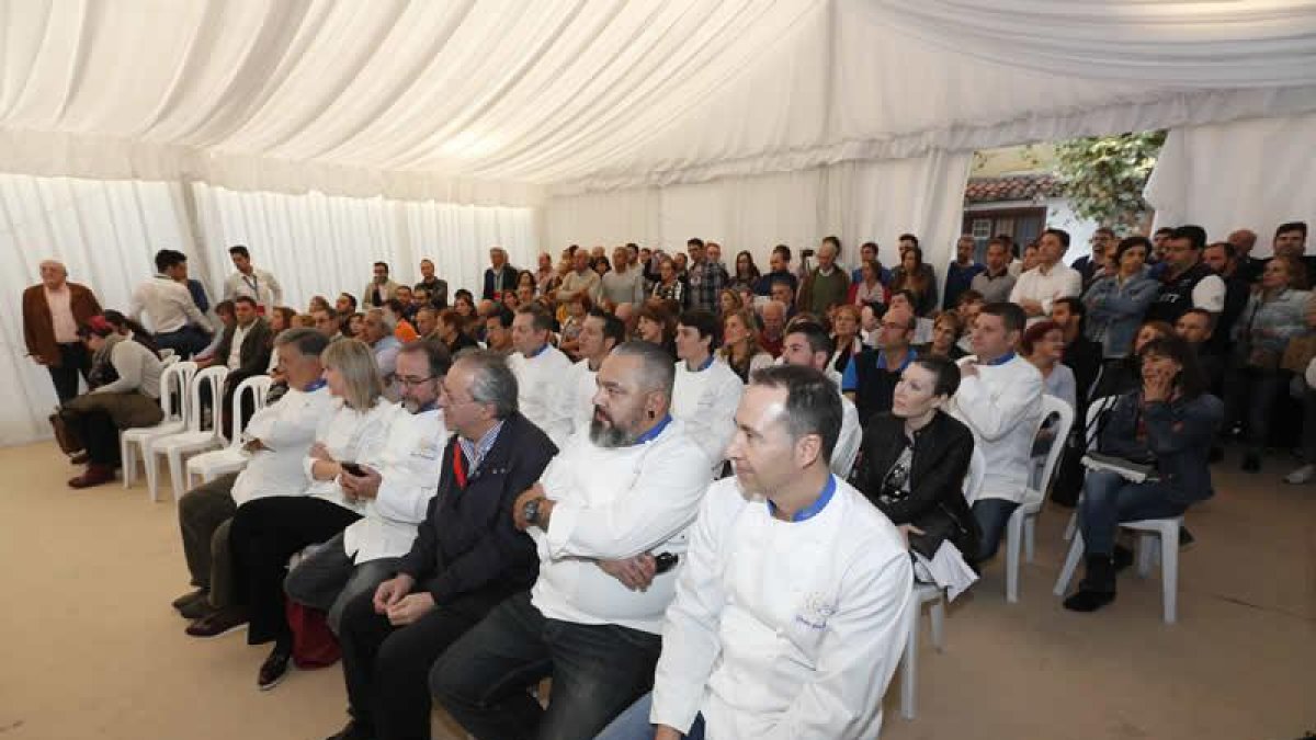 Los cocineros leoneses que acudieron al homenaje a Carlos Domínguez Cidón. MARCIANO PÉREZ