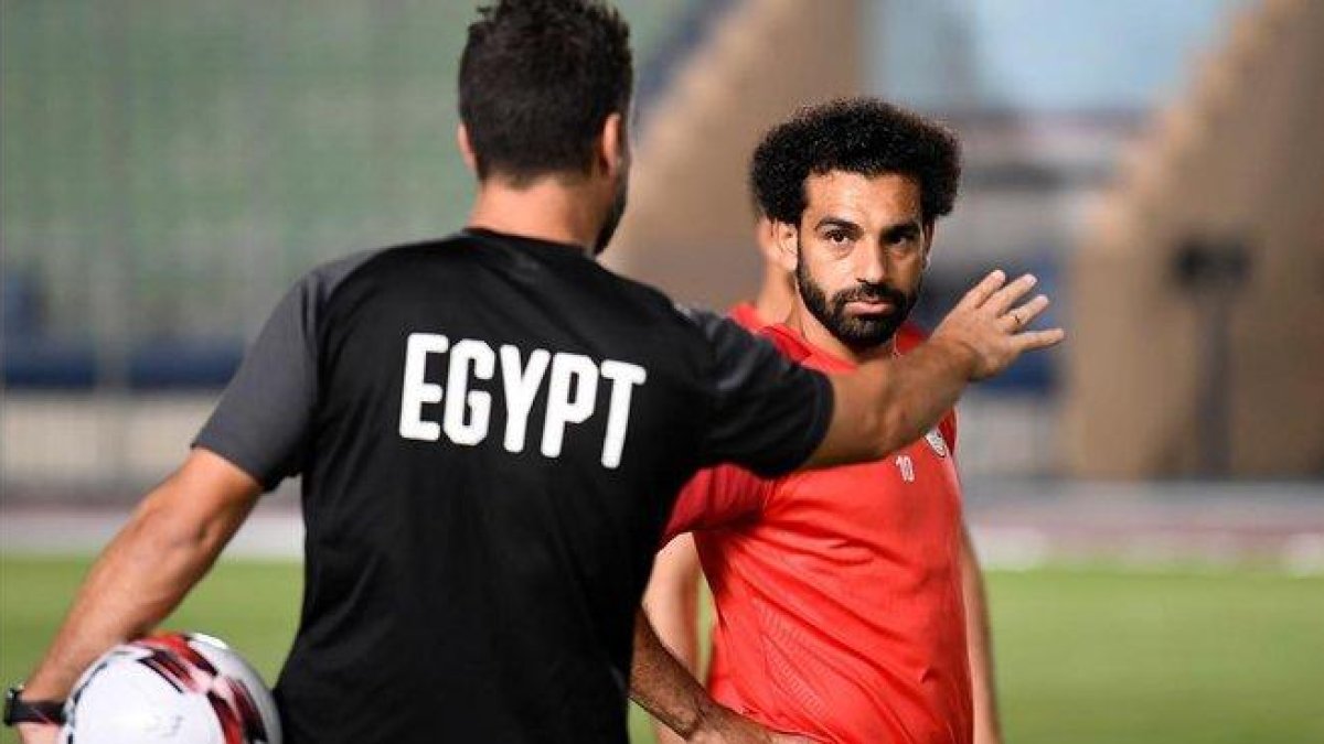 Mohamed Salah atiende a las instrucciones de un técnico de Egipto en el último entrenamiento.