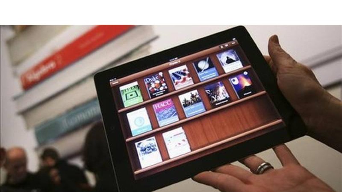 Una mujer consulta la iBookstore en un iPad.