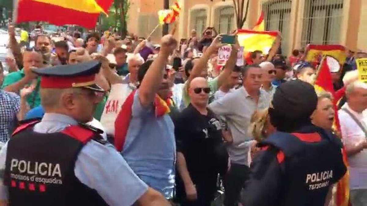 Manifestaciones ante la comandancia de la Guardia Civil en Barcelona.