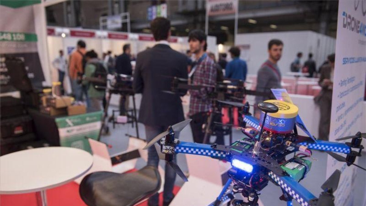 Un estand de la zona de drones de la feria eShow de Barcelona.