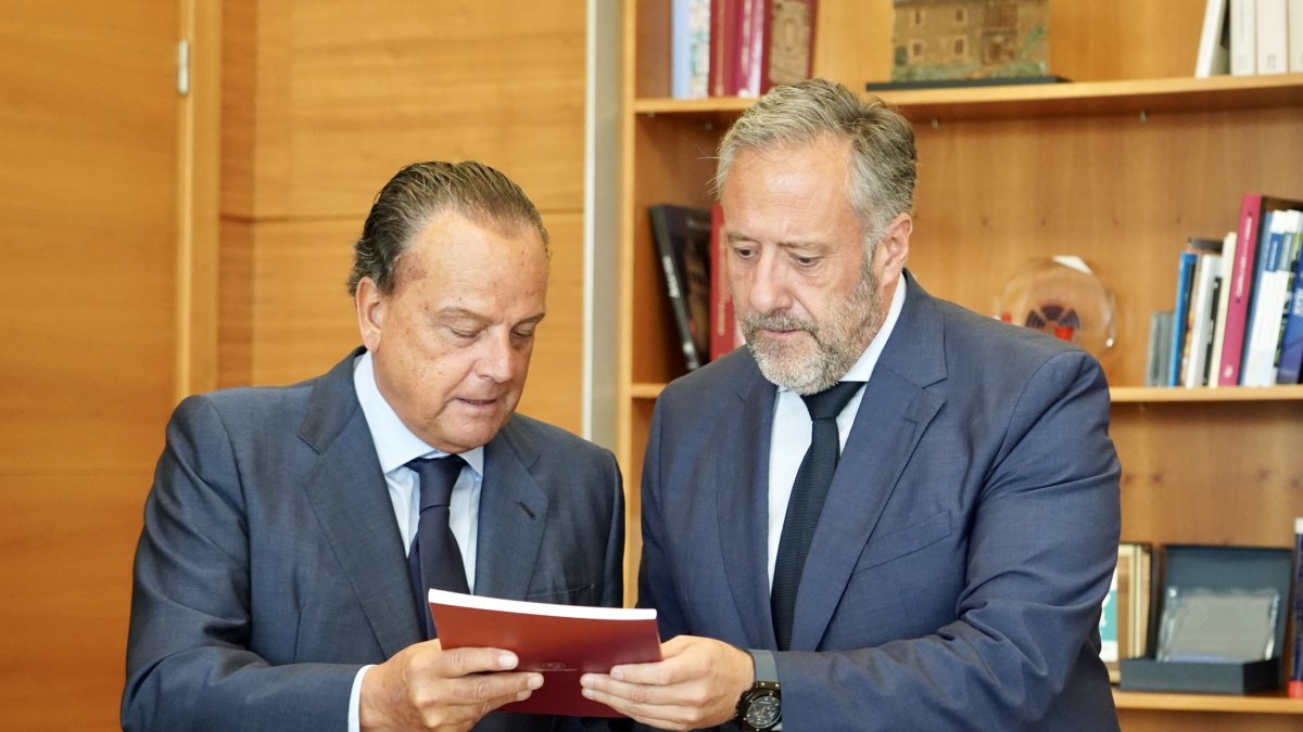 El presidente de las Cortes de Castilla y León, Carlos Pollán, recibe al presidente del Consejo de Cuentas, Mario Amilivia, que le entrega de la Memoria Anual de Actividades correspondiente al año 2022. LETICIA PÉREZ