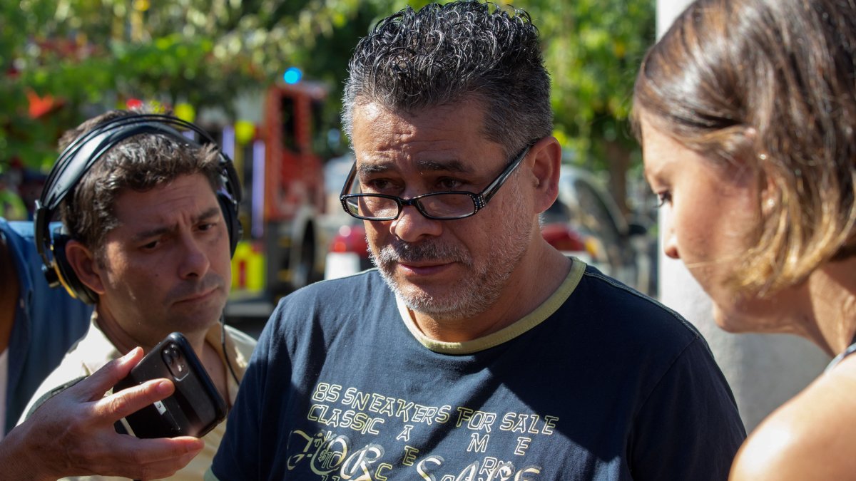 El padre de la desaparecida en el incendio de la discoteca atiende a los medios de comunicación este domingo. EFE/MARCIAL GUILLÉN