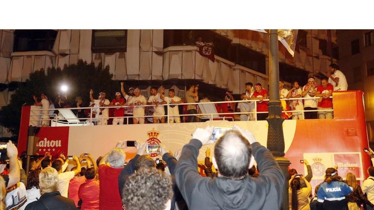 Los jugadores de la Cultural celebran con su afición el ascenso a Segunda División en la plaza de Guzmán.