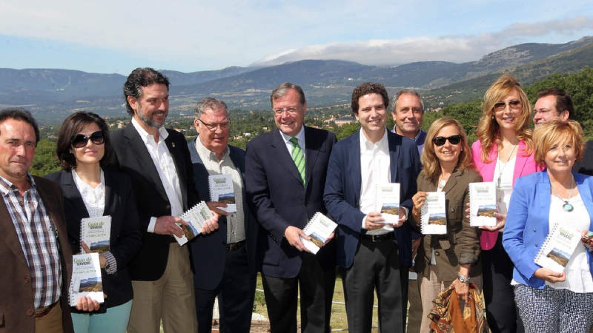 Silván, con alcaldes y responsables de la Comunidad de Madrid, ayer, en Cercedilla.