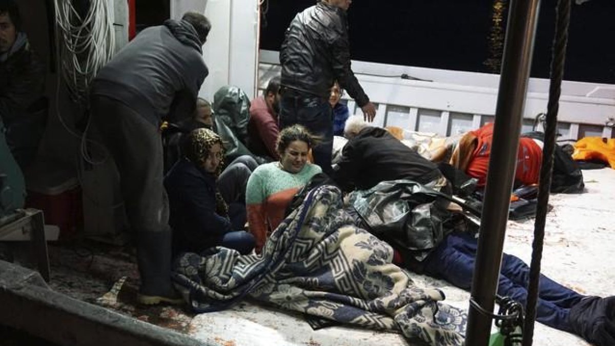 Llegada de un grupo de inmigrantes a Lesbos tras un naufragio, en octubre.
