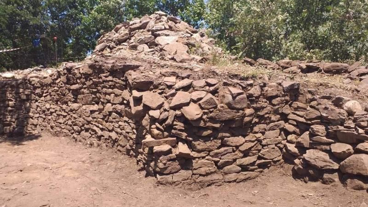 Detalle de la muralla del castro de Orallo, descubierta en 2016, y en la que se trabaja actualmente.