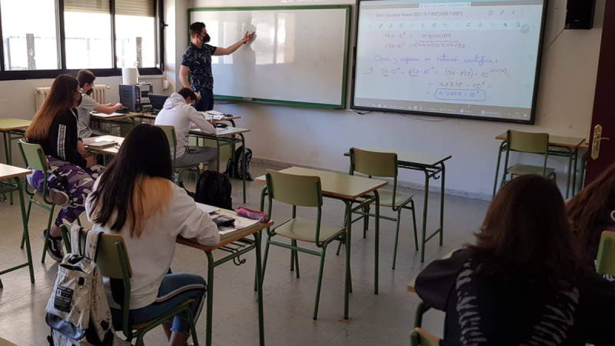 Alumnos en el primer día de las clases de refuerzo en el instituto Juan del Enzina. DL