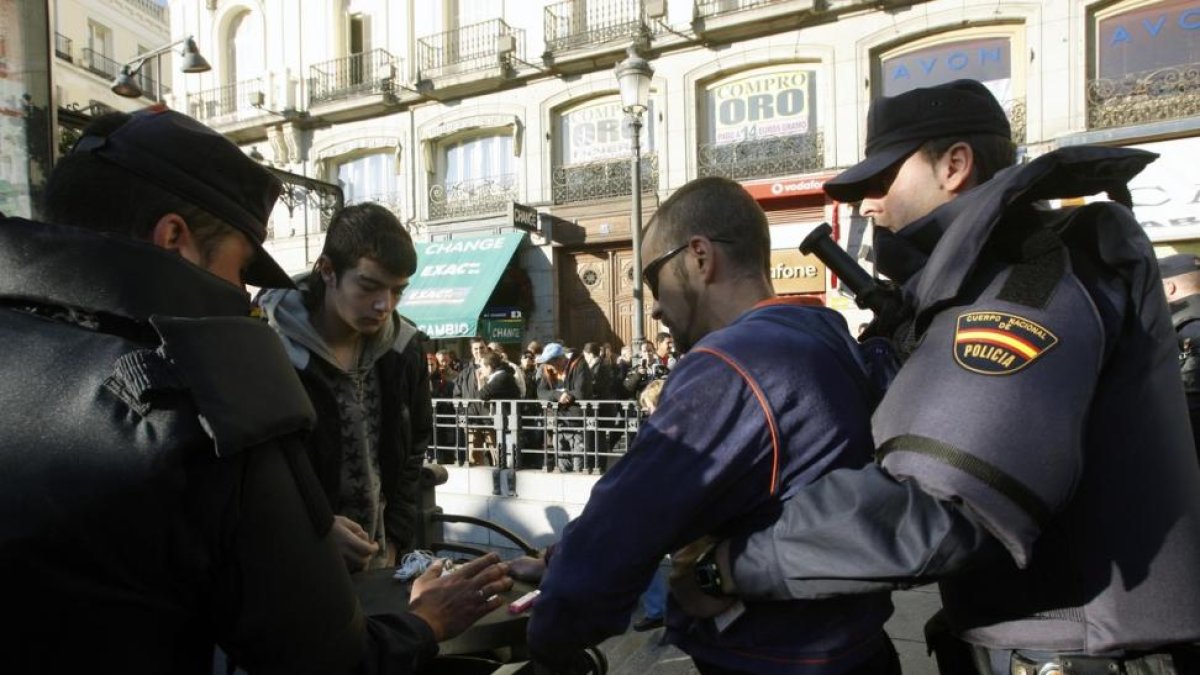 Imagen de archivo, un policía cachea una persona.