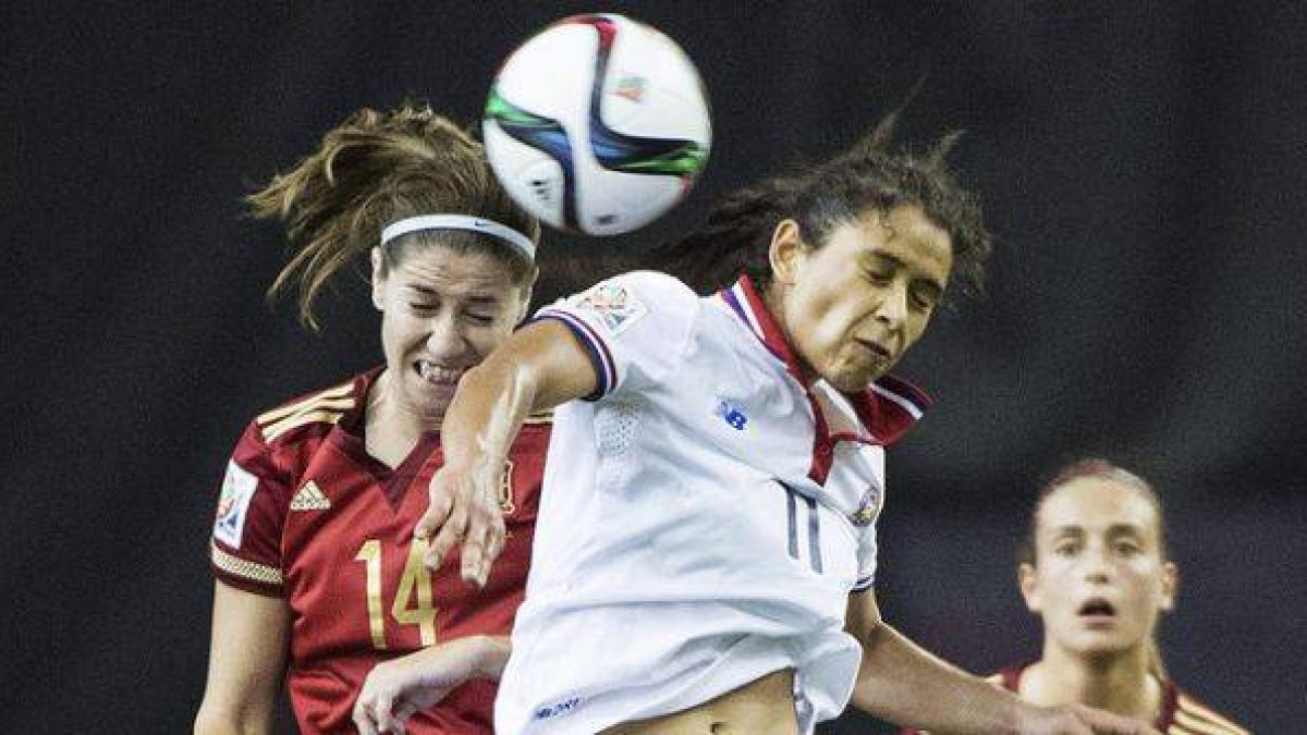 Vicky Losada (izquierda) y Raquel Rodríguez, en un momento del debut de España y Costa Rica en el Mundial de fútbol femenino, en Montreal.
