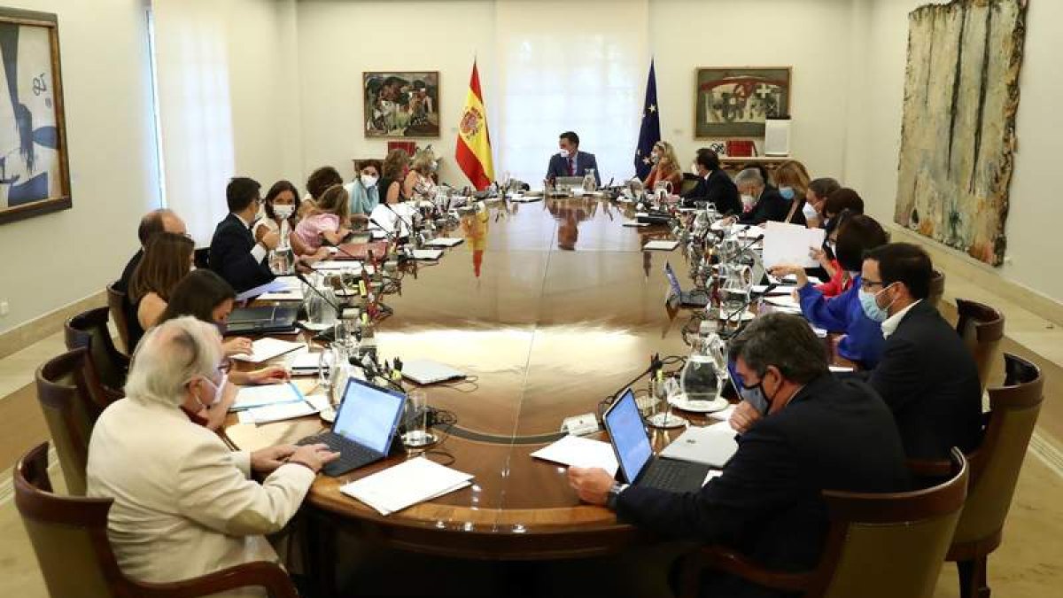 Pedro Sánchez reunido con el Consejo de Ministros para abordar medidas sobre las pensiones. FERNANDO CALVO