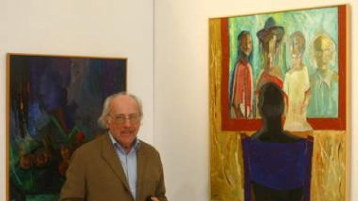 El pintor inauguró la muestra ayer por la tarde en la galería de arte ponferradina.