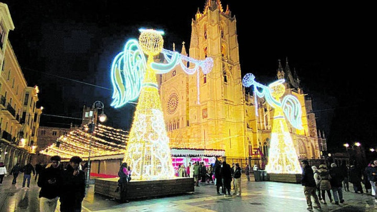 El mercadillo de Navidad de León se volverá a instalar por segundo año junto a la Catedral. RAMIRO