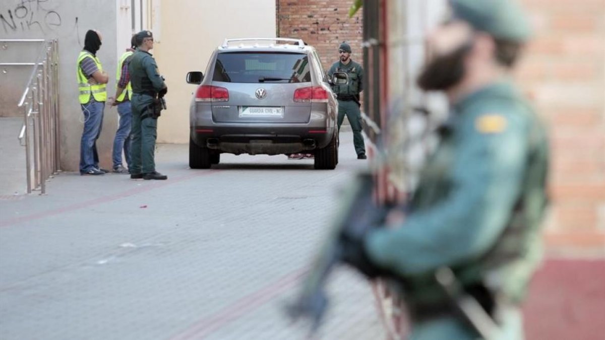 La Guardia Civil ha detenido a un marroqui de 24 anos residente en Espana por colaborar con la celula yihadista responsable de los atentados terroristas cometidos en agosto en Barcelona y Cambrils