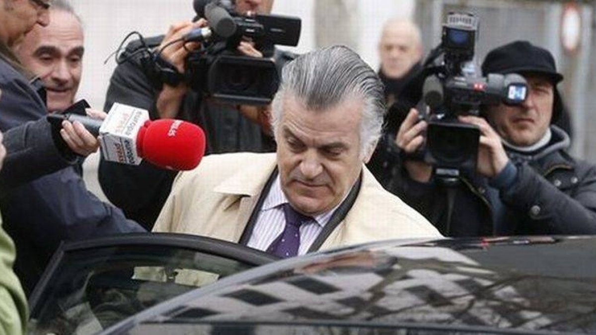 El extesorero del PP, Luis Bárcenas, este 4 de abril, a su salida de los juzgados tras declarar por la querella por injurias que contra él presentó la exministra Ana Palacio.