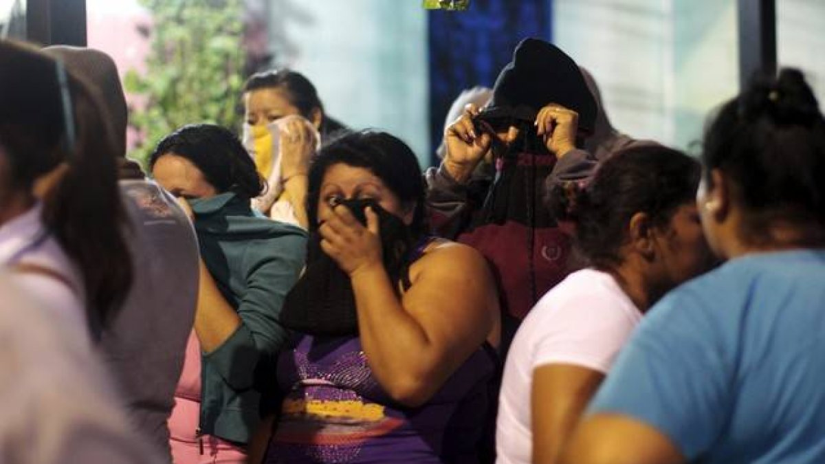 Familiares de los presos esperan información ante la cárcel de Quezaltepeque.