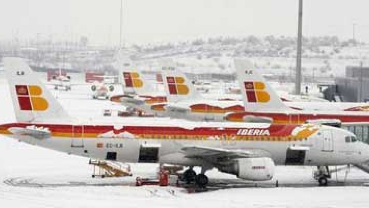 Aviones de Iberia, cubiertos de nieve en la T-4 del aeropuerto de Barajas.