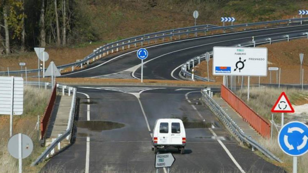 La actual carretera entre Fabero y Fresnedo, en una imagen de archivo.