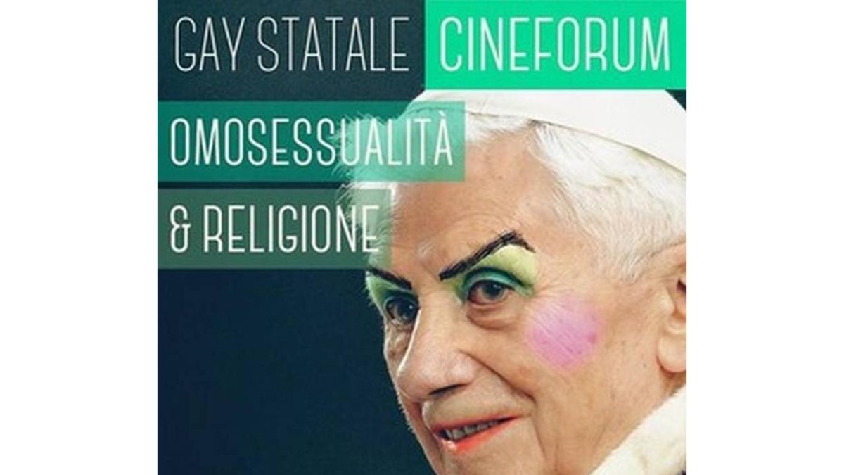 La octavilla publicitaria del Cineforum sobre homosexualidad y religión donde se ha maquillado la cara del antiguo papa de Roma, Benedicto XVI.