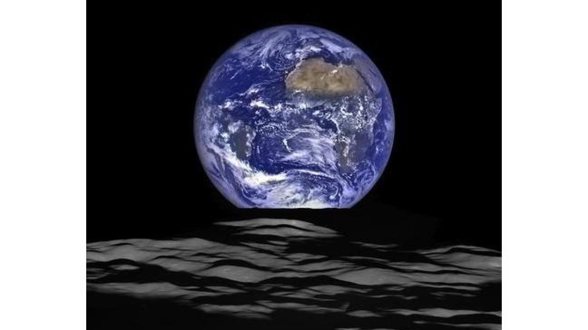 Imagen de la Tierra captada por la nave estadounidense Lunar Reconnaissance Orbiter (LRO), en órbita alrededor de la Luna.