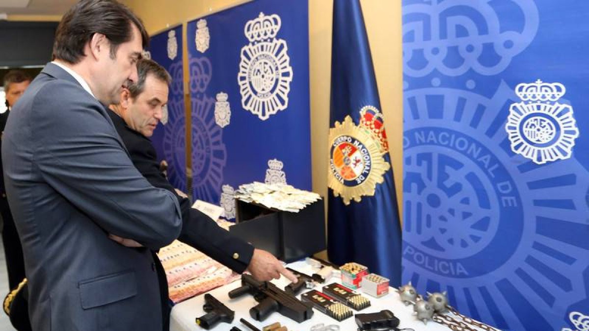 El delegado del Gobierno, Juan Carlos Suárez-Quiñones, observa el material incautado durante el desarrollo de una operación antidroga en la Comunidad