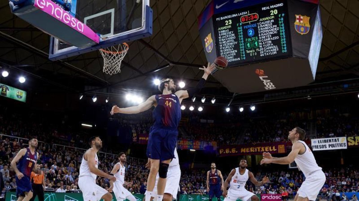 El pívot croata del Barcelona Lassa, Ante Tomic (c), durante el partido de la jornada 22 contra el Real Madrid de Liga Endesa ACB disputado hoy en el Palau Blaugrana.