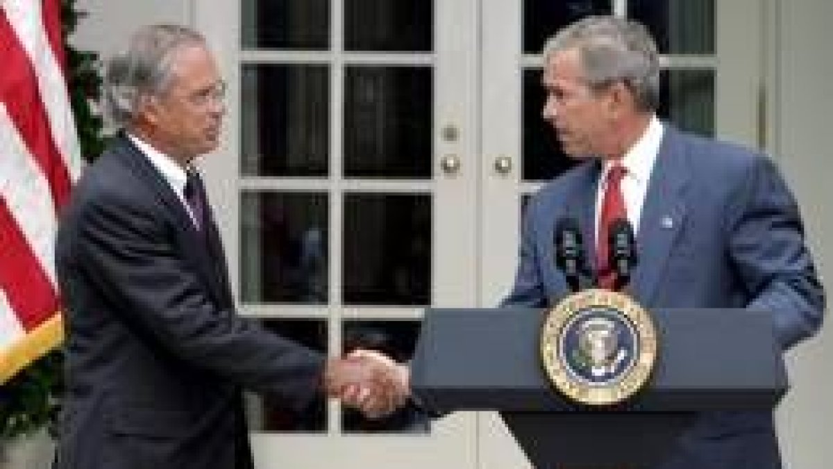 Bush y Porter Goss estrechan las manos tras el nombramiento oficial del segundo al frente de la CIA