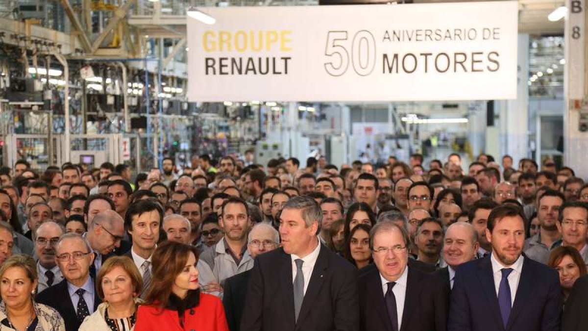 Autoridades, directivos y trabajadores de Renault celebran su 50 aniversario.