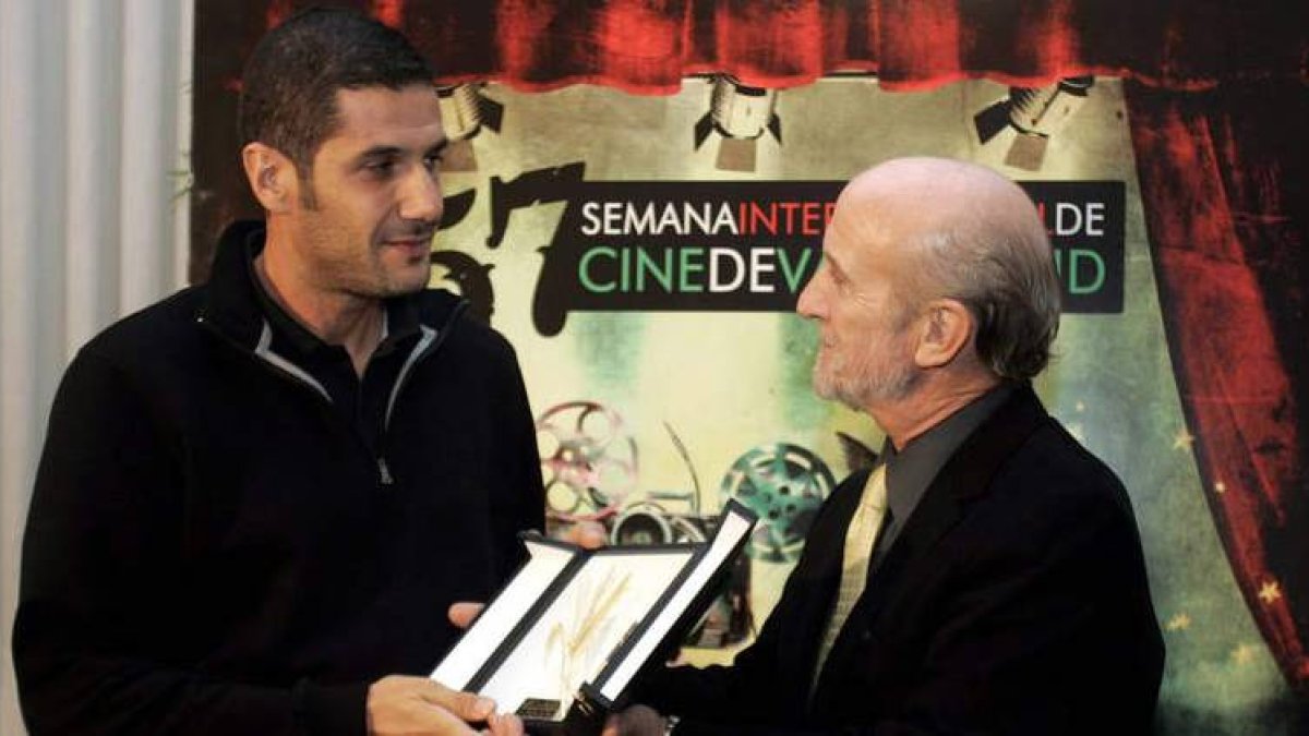El cineasta Nabil Ayouch recoge la Espiga de Oro de manos del director del festival, Javier Angulo.