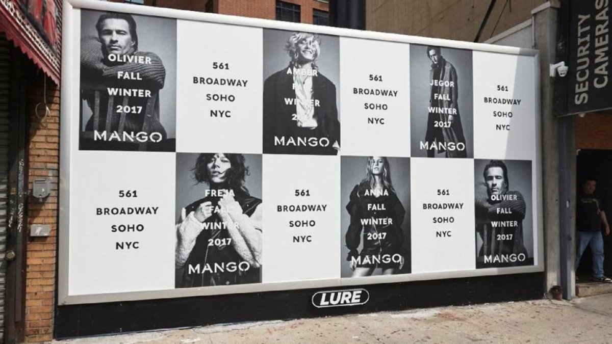 Carteles anunciando la nueva tienda de Mango en Nueva York.