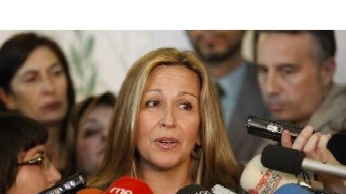 La ministra de Sanidad estuvo ayer en Zaragoza