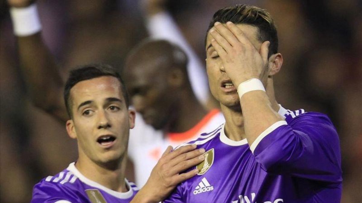 Cristiano Ronaldo y Lucas Vázquez, durante el partido de Mestalla.