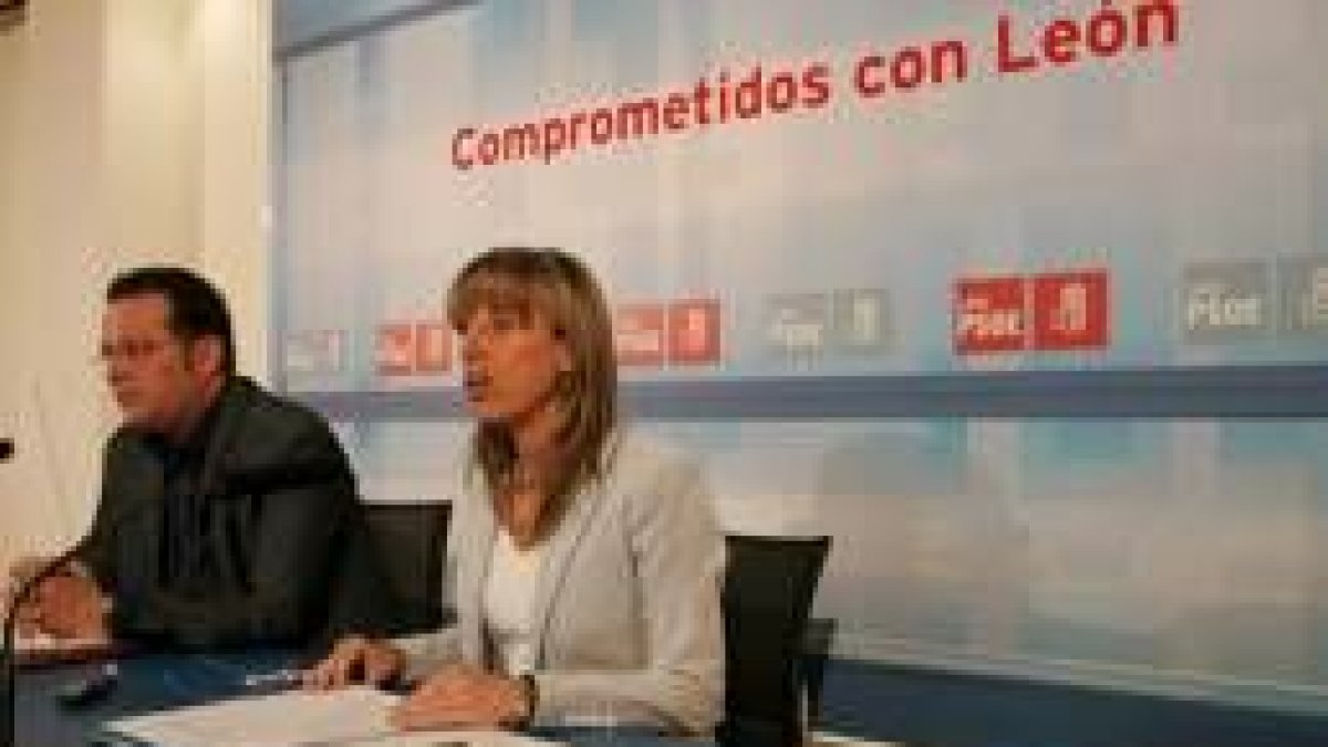 Los procuradores socialistas Alfredo Villaverde e Inmaculada Larrauri en una imagen de archivo