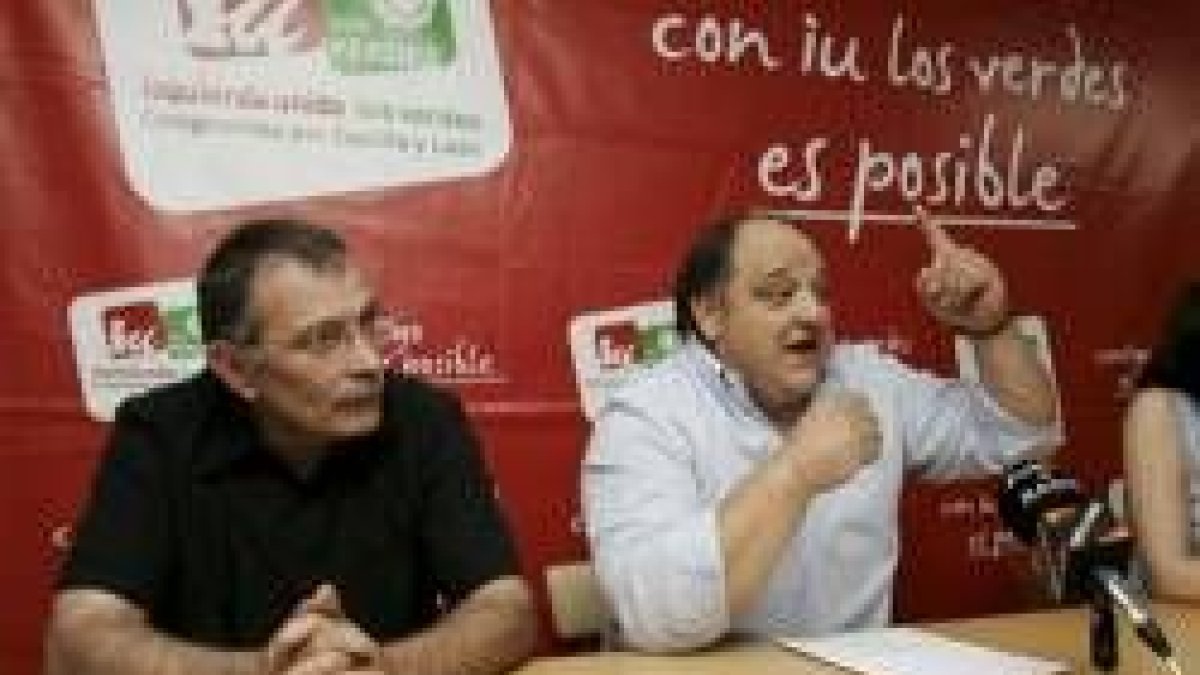 Miguel Ángel Fernández se dirige indignado a la prensa, ayer junto a Germán Valcarce