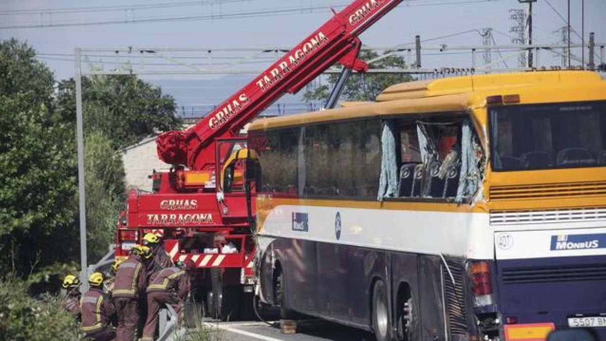 Estado en que ha quedado el autocar tras el choque en la C-14.