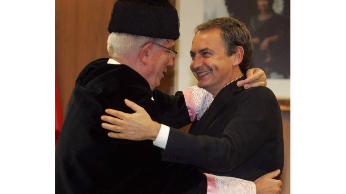 Hermida felicita a Zapatero tras entregarle la medalla.
