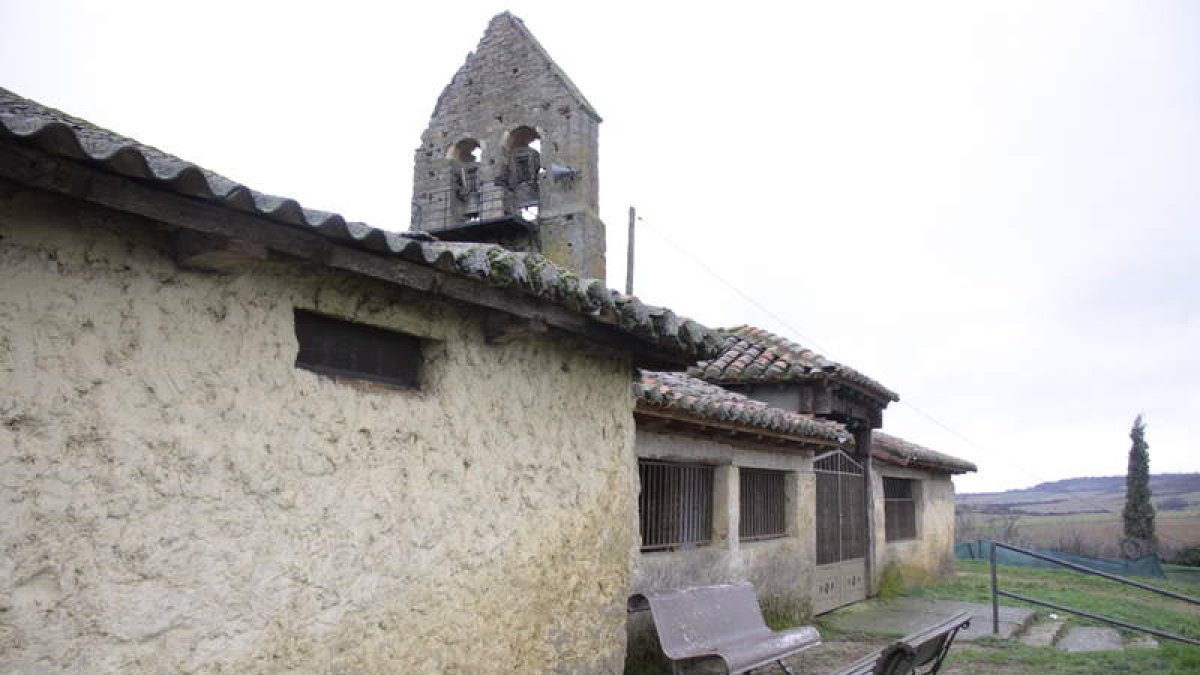 Imagen de los bancos de la iglesia de Santa Olaja de Eslonza donde hay un poco de cobertura. CAMPOS