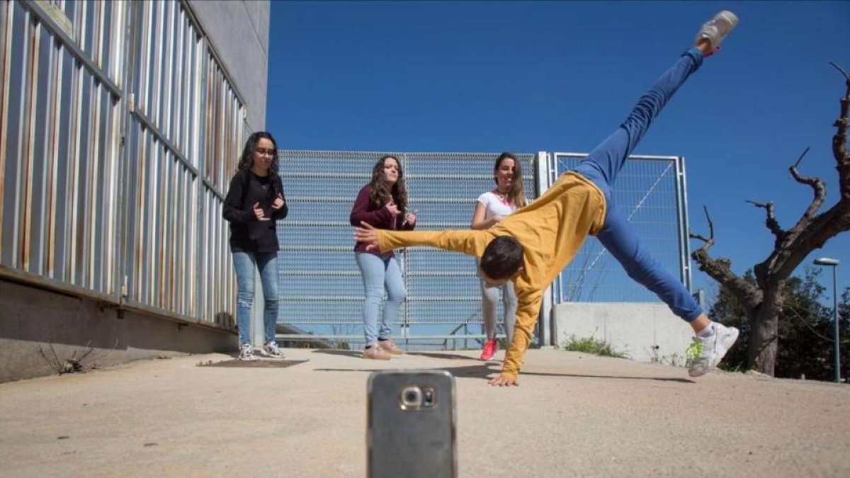 Adolescentes realizando una coregorafía frente al móvil para Musical.ly