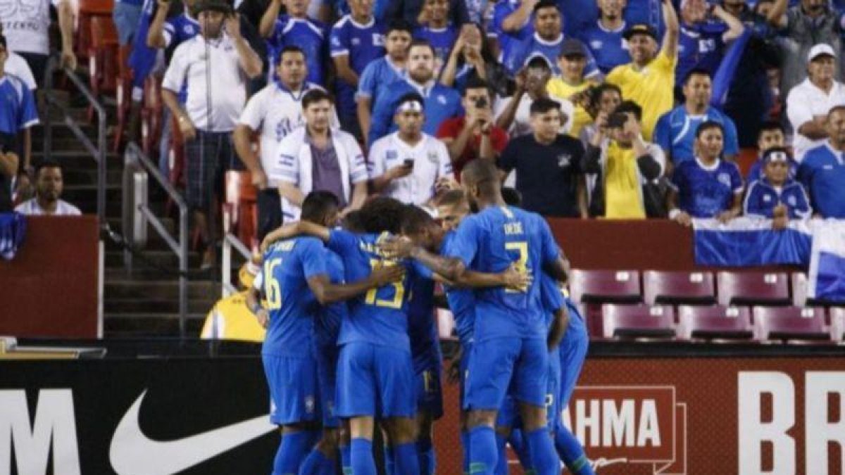 Los jugadores brasileños celebran un tanto ante El Salvador.