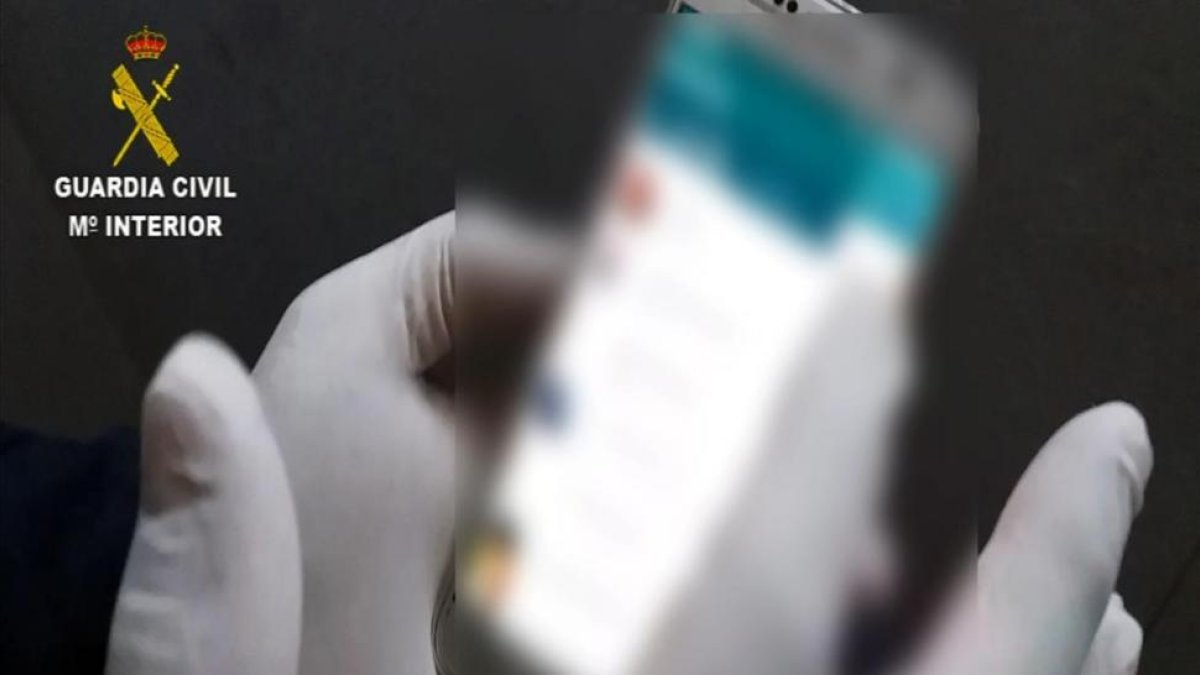 Imagen de uno de los teléfonos intervenidos por la Guardia Civil en la operacion contra la pornografía infantil.