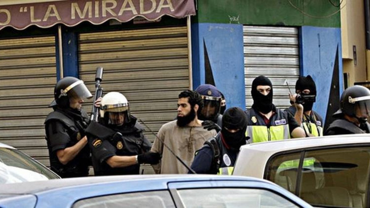 Uno de los yihadistas detenidos, este viernes en el barrio de la Cañada de Hidum, en Melilla.