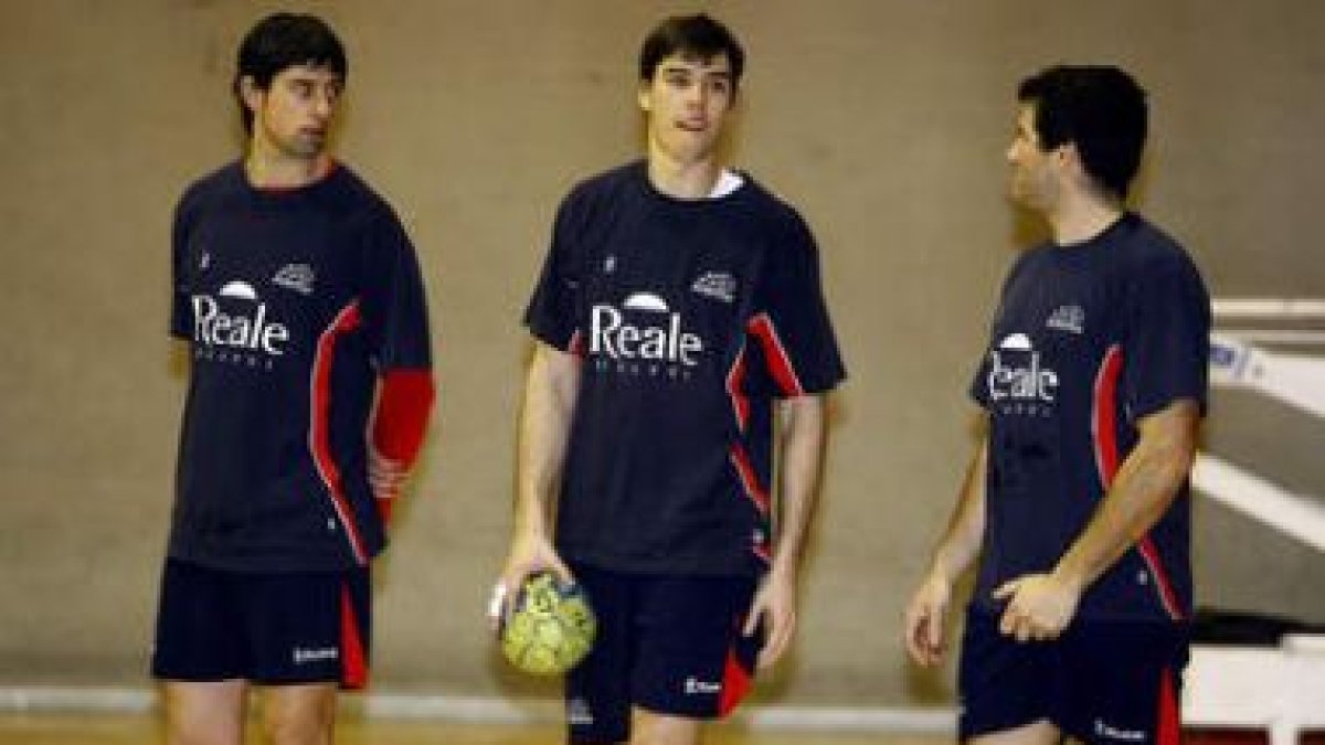 García Vega, Mikel Aguirrezabalaga y el pivote Héctor Castresana, tomándose un respiro en un entrena