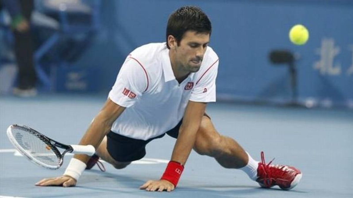 Djokovic se cae al suelo durante su partido de semifinales contra Gasquet en Pekín.
