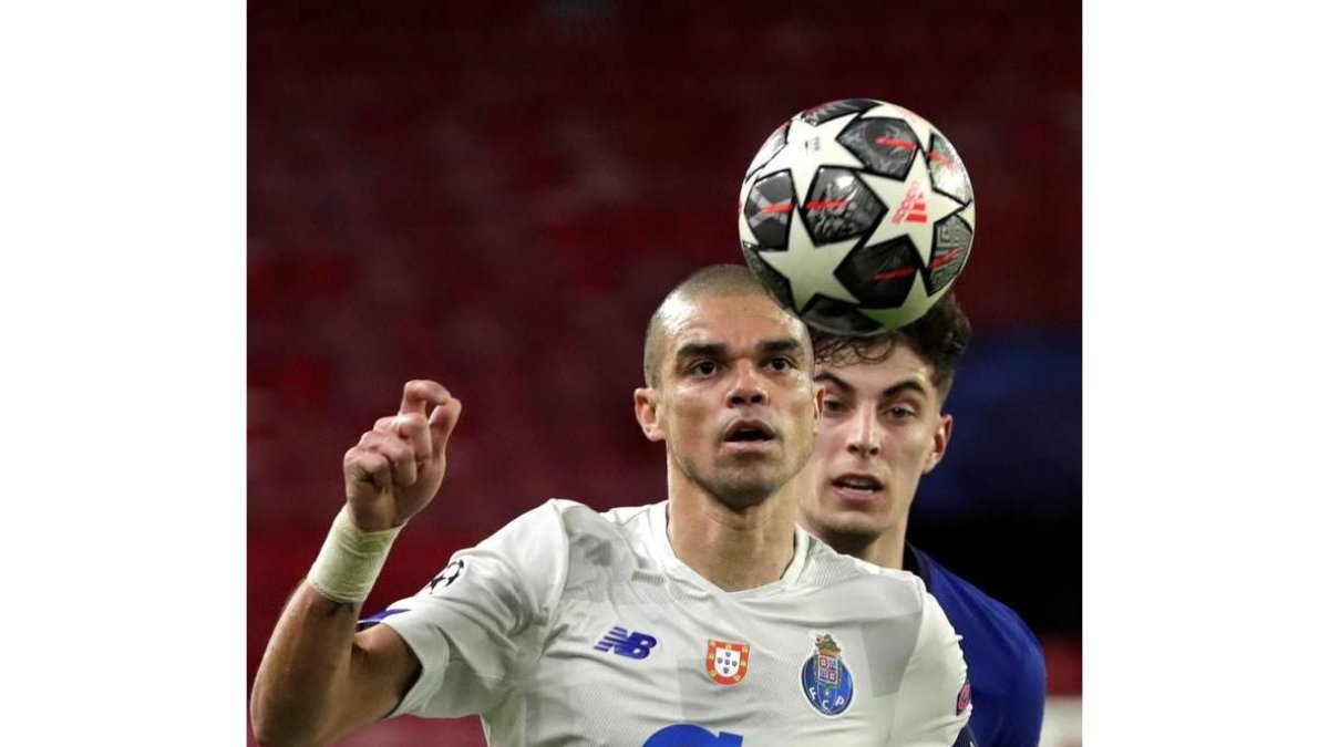 Pepe defiende un balón durante el partido. JULIO MUÑOZ