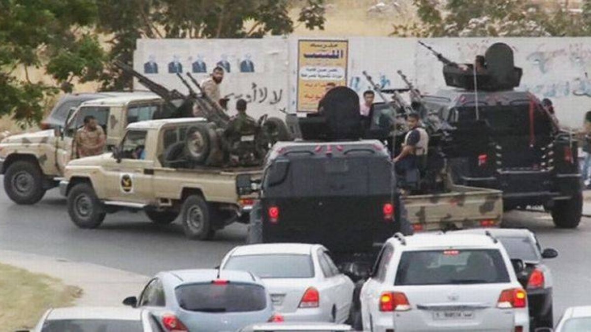 Tropas del Ejército libio se acercan al Parlamento, este domingo en Trípoli.