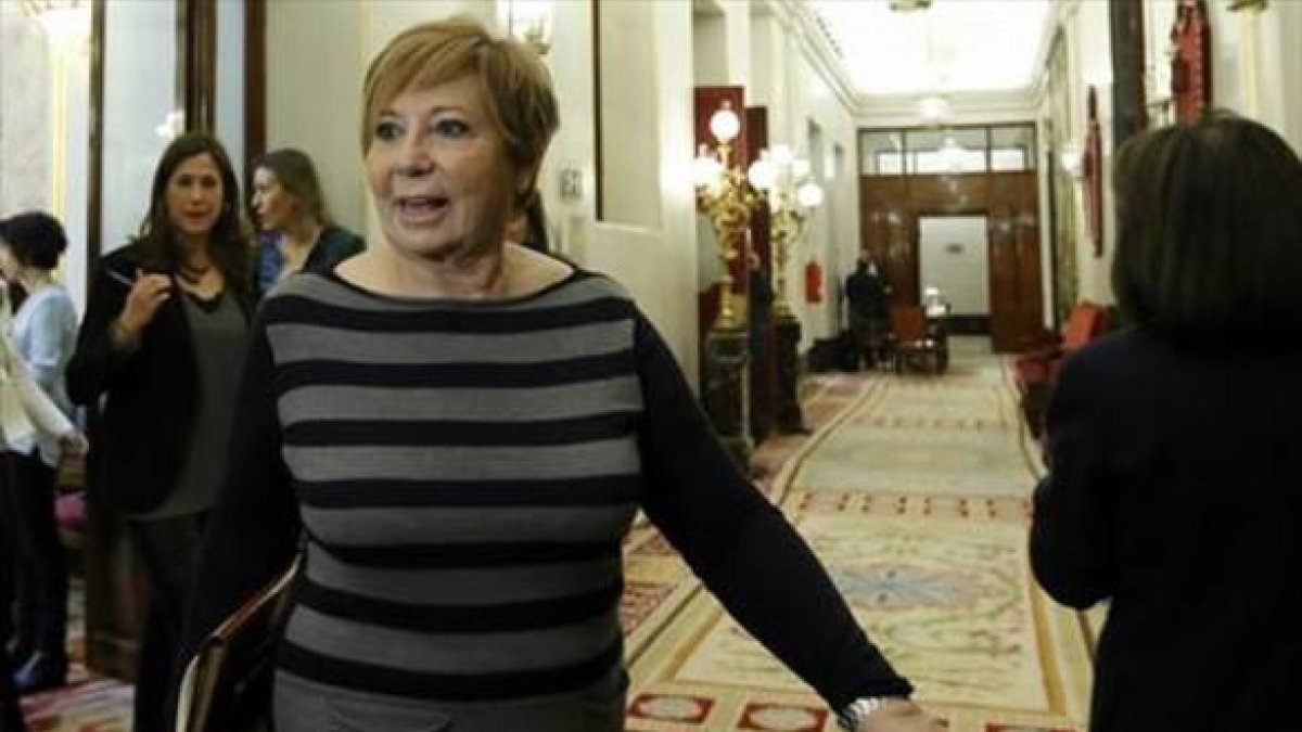 Celia Villalobos, diputada del PP y vicepresidenta del Congreso, tras la reunión de la Mesa de la Cámara, ayer.