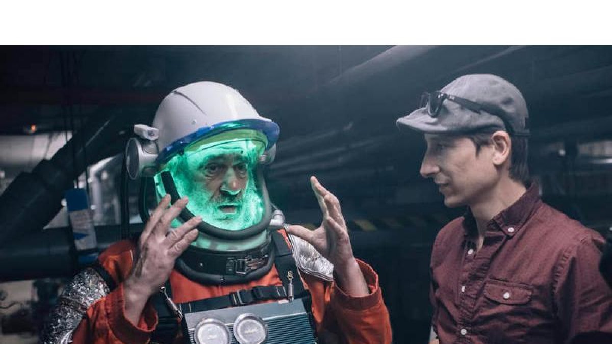 El actor Karra Elejalde y el director leonés Alejandro Suárez Lozano durante el rodaje de la película ‘Kepler Sexto B’. NATXO HERMOSO